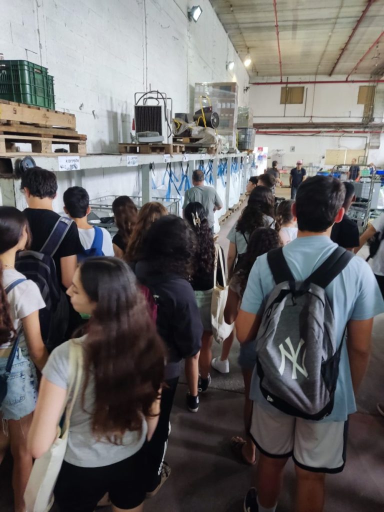 סיור במפעל אקולוגיה 3.jpg